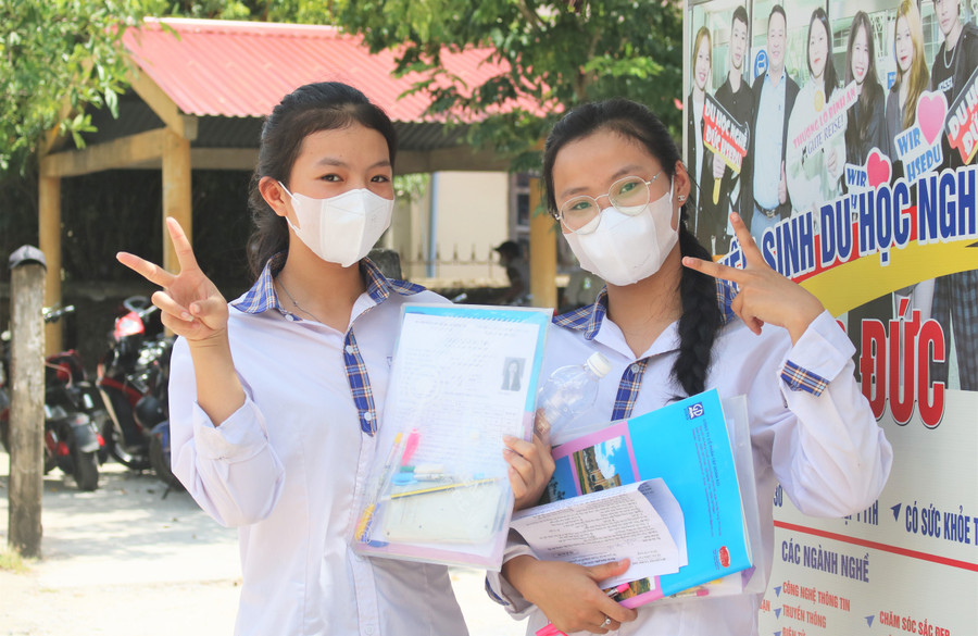 Các thí sinh phấn khởi vì hoàn thành bài thi khá tốt. (Ảnh: Tiến Hiệp) Các thí sinh phấn khởi vì hoàn thành bài thi khá tốt. (Ảnh: Tiến Hiệp)