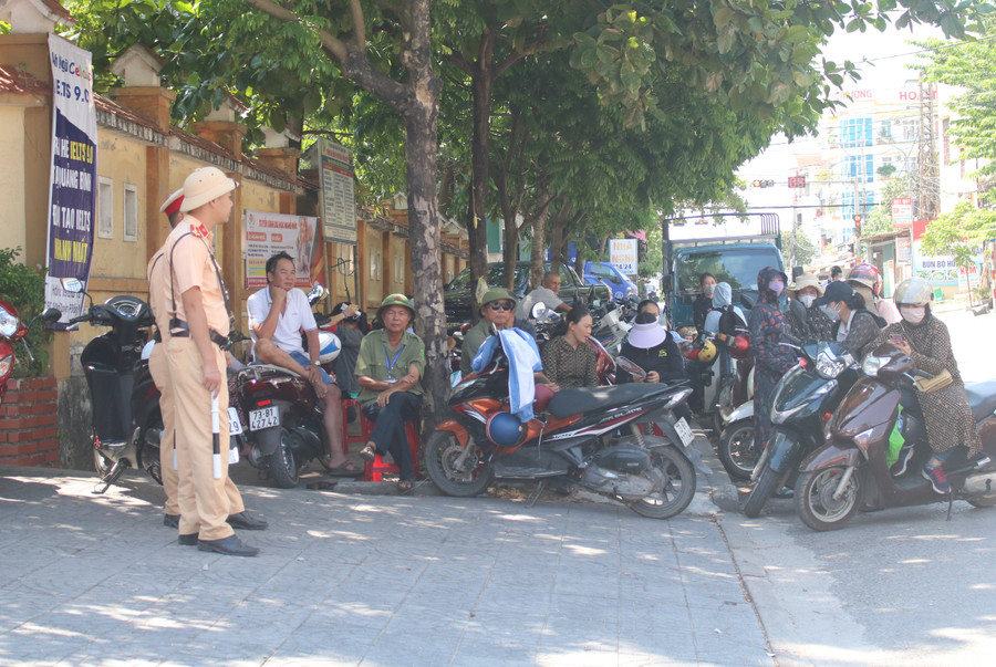 Lực lượng CSGT luôn đảm bảo không để xảy ra ách tắc giao thông ở các điểm thi. (Ảnh: Tiến Hiệp). Lực lượng CSGT luôn đảm bảo không để xảy ra ách tắc giao thông ở các điểm thi. (Ảnh: Tiến Hiệp).