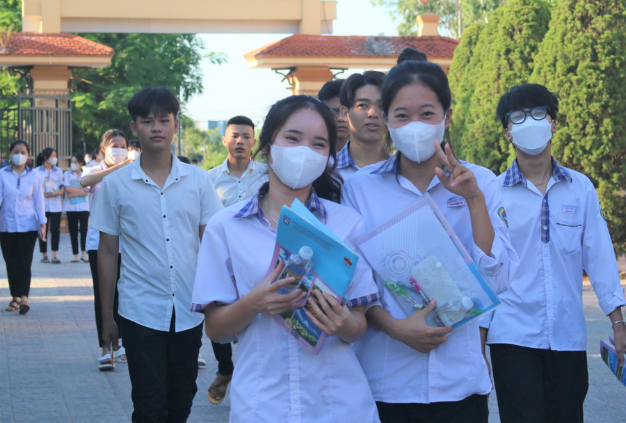 Nhiều thí sinh có tâm lý thoải mái, tự tin để bước vào ngày thi mới. (Ảnh: Tiến Hiệp).