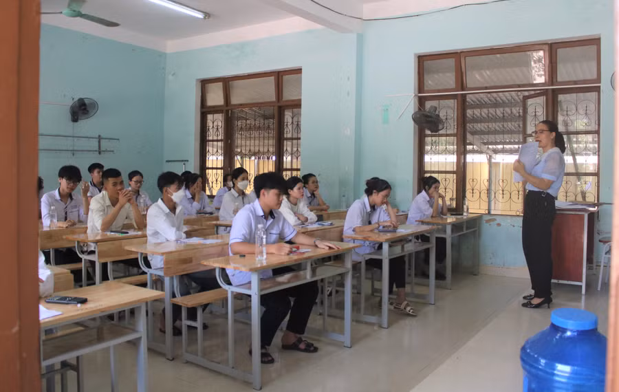 Cán bộ coi thi tại điểm thi Trường THPT Phan Đình Phùng (Quảng Bình) phổ biến Quy chế thi cho các thí sinh trước khi phát đề. (Ảnh: Tiến Hiệp).