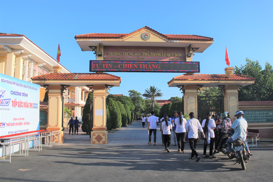 Thí sinh tại điểm thi Trường THPT Lê Quý Đôn tranh thủ đến sớm tránh nắng nóng. (Ảnh: Tiến Hiệp).