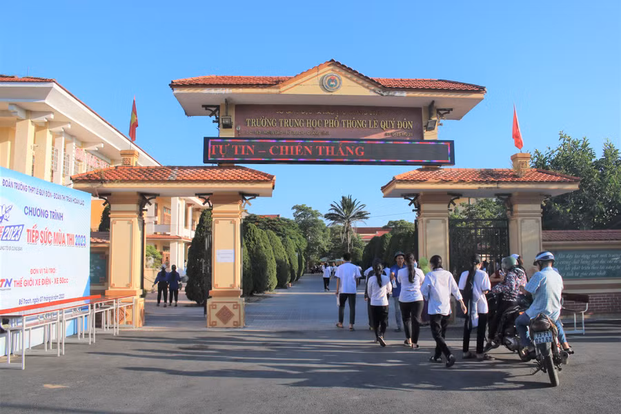 Thí sinh tại điểm thi Trường THPT Lê Quý Đôn tranh thủ đến sớm tránh nắng nóng. (Ảnh: Tiến Hiệp).