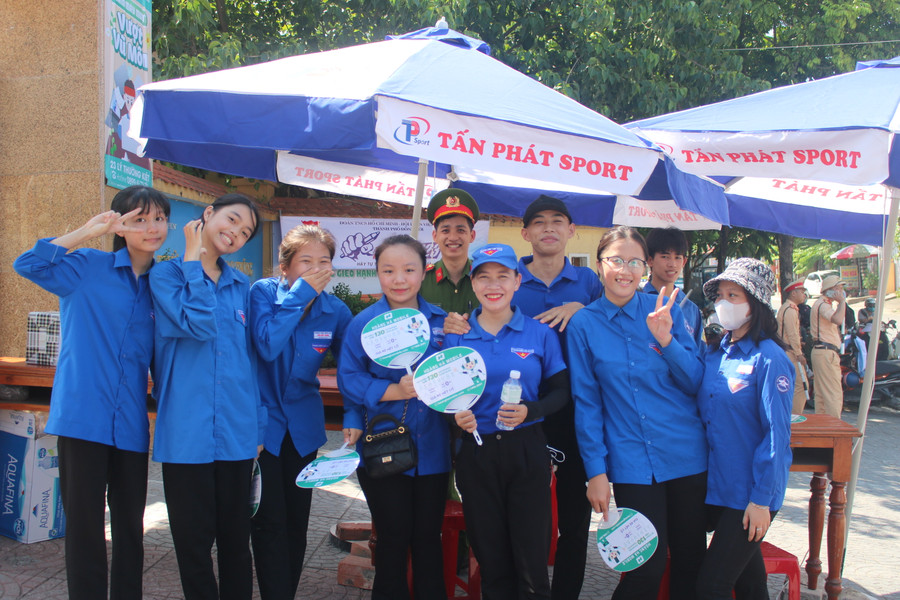 Các tình nguyện viên luôn sẵn sàng tinh thần đồng hành cùng sĩ tử. (Ảnh: Tiến Hiệp). Các tình nguyện viên luôn sẵn sàng tinh thần đồng hành cùng sĩ tử. (Ảnh: Tiến Hiệp).