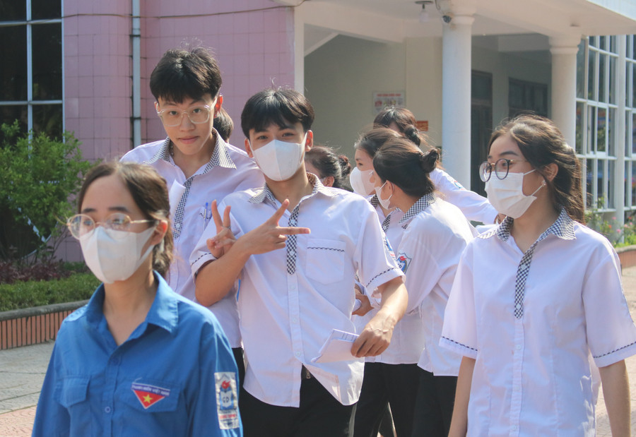 Thí sinh rời điểm thi với tâm trạng khá hài lòng. (Ảnh: Tiến Hiệp)