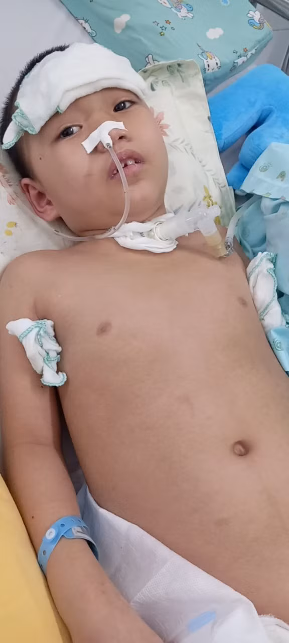 Gia đình cháu Khoa giờ cũng đã khánh kiệt, không biết bấu víu vào đâu.