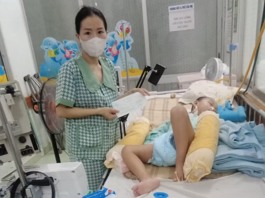 Người mẹ cầu mong có phép màu đến với con trai của mình.