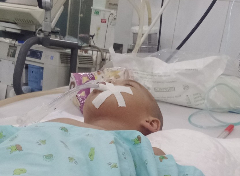 Cháu Anh Khoa nằm trên giường bệnh với chằng chịt ống dẫn, bơm tiêm và máy hỗ trợ khiến ai ai cũng phải xót xa thương cảm. Cháu Anh Khoa nằm trên giường bệnh với chằng chịt ống dẫn, bơm tiêm và máy hỗ trợ khiến ai ai cũng phải xót xa thương cảm.