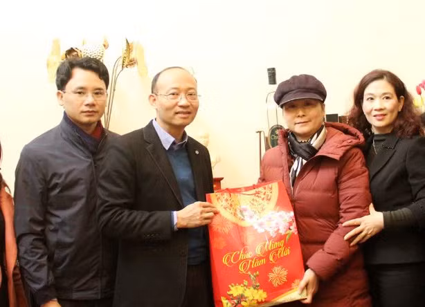 Ngành GD&ĐT Bắc Giang: Tặng quà giáo viên hoàn cảnh khó khăn