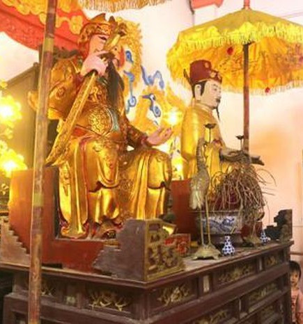 Tượng thờ cha con Bảng nhãn Lương Đắc Bằng và Thượng thư Lương Hữu Khánh tại quê hương Hội Triều.