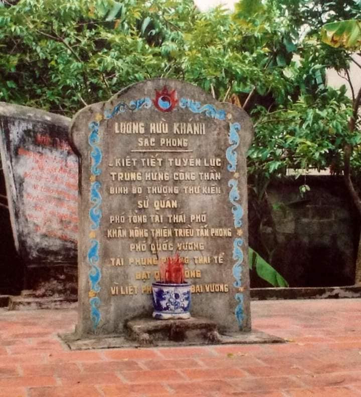 Lương Hữu Khánh bỏ thi đình triều nhà Mạc để phục hưng nhà Lê và trở thành một trong 39 người tài đức phò tá triều Lê trung hưng.