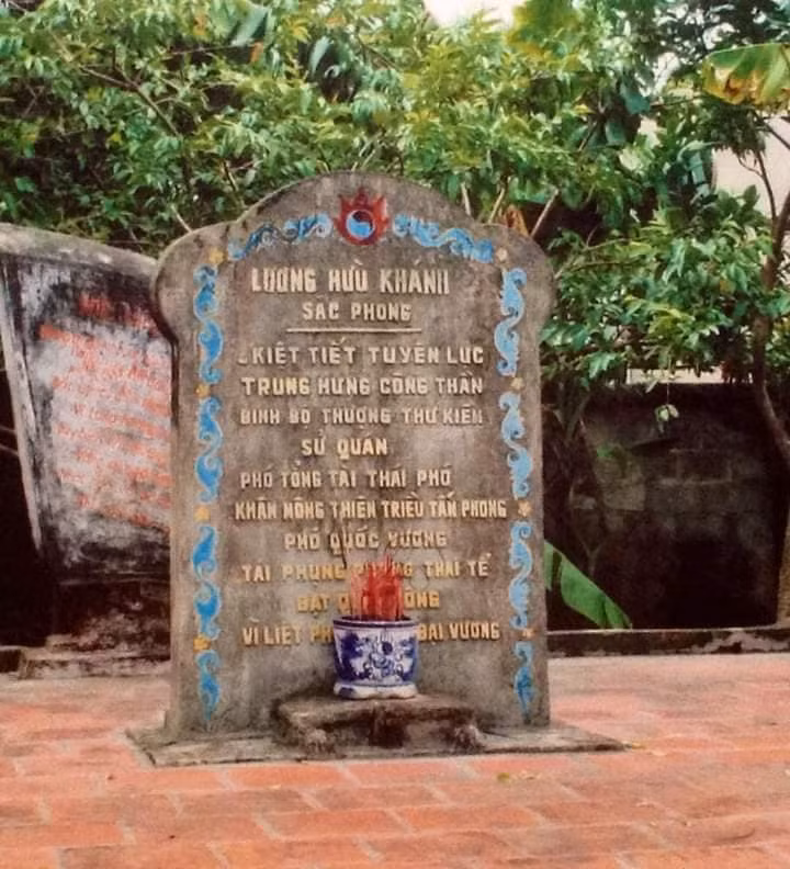 Lương Hữu Khánh bỏ thi đình triều nhà Mạc để phục hưng nhà Lê và trở thành một trong 39 người tài đức phò tá triều Lê trung hưng.