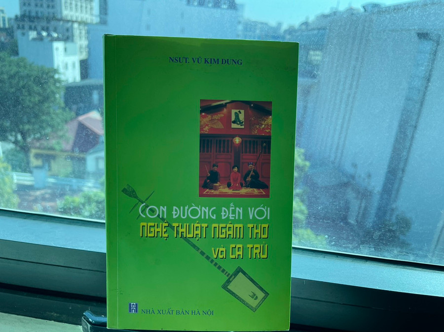 Hồi ký 'Con đường đến với nghệ thuật ngâm thơ và ca trù' của NSND Vũ Kim Dung. Ảnh: Anh Thư. Hồi ký 'Con đường đến với nghệ thuật ngâm thơ và ca trù' của NSND Vũ Kim Dung. Ảnh: Anh Thư.