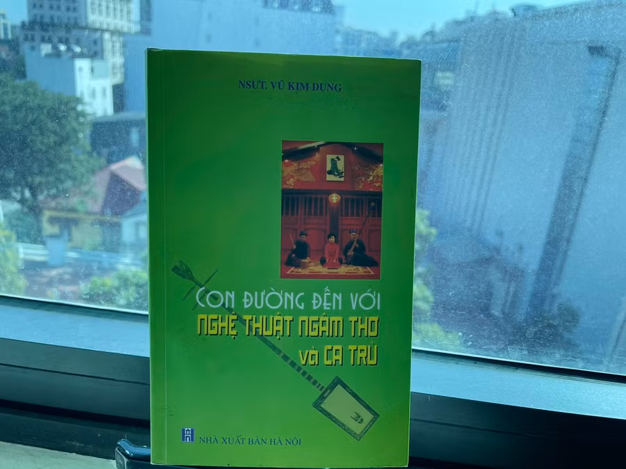 Hồi ký 'Con đường đến với nghệ thuật ngâm thơ và ca trù' của NSND Vũ Kim Dung. Ảnh: Anh Thư.