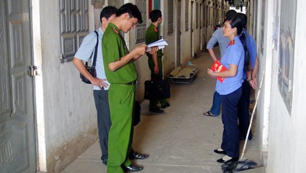 Nam công nhân chết treo cổ trong phòng trọ ảnh 1 Dãy trọ nơi xảy ra vụ việc. Ảnh: Trọng Khôi/Tuổi Trẻ.
