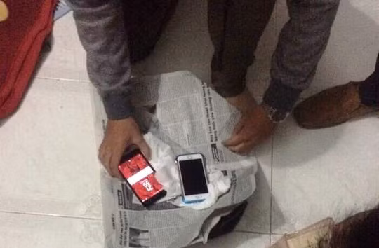  Khám xét phòng trọ của bà Mỹ phát hiện điện thoại Iphone của chị Múi và một điện thoại khác (Ảnh: Đội Phòng chống tội phạm Phú Hòa cung cấp) 