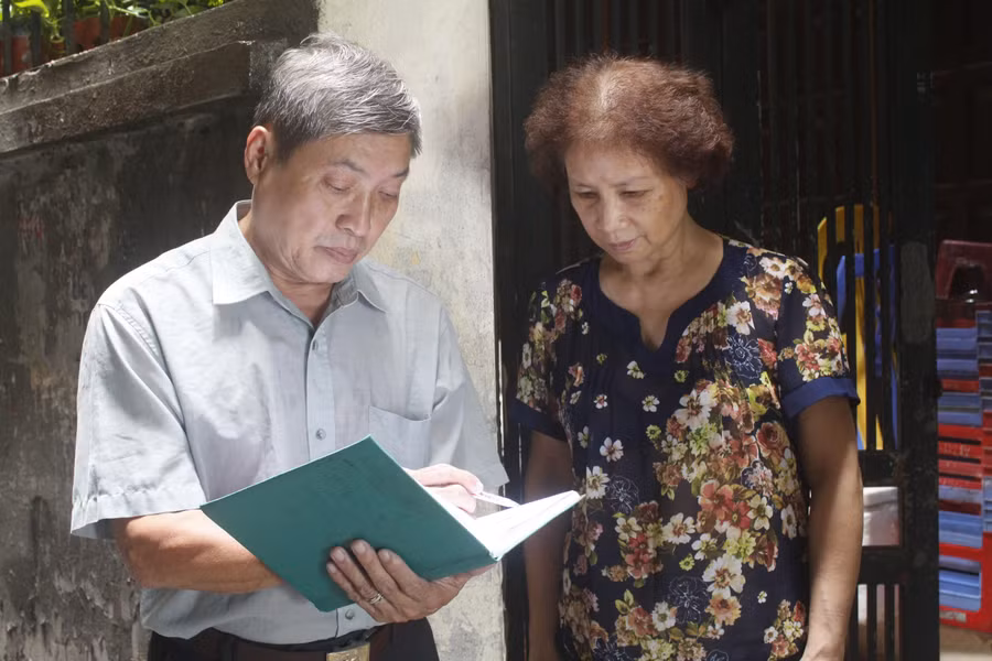 Ông Nguyễn Hoa Cương (phố Kim Mã, quận Ba Đình) hăng hái với công việc chung của tổ dân phố. 