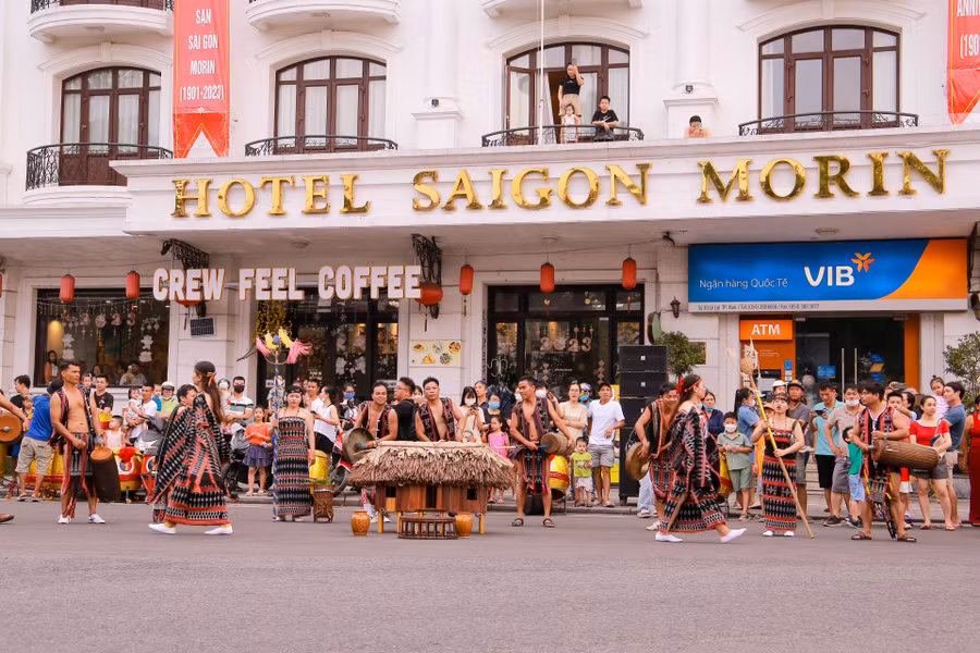 Đoàn nghệ thuật của đồng bào dân tộc Cơ tu, huyện Nam Đông, tỉnh Thừa Thiên - Huế biểu diễn tại khu vực trước khách sạn Sài Gòn Morin (Ảnh: Hoàng Hải). Đoàn nghệ thuật của đồng bào dân tộc Cơ tu, huyện Nam Đông, tỉnh Thừa Thiên - Huế biểu diễn tại khu vực trước khách sạn Sài Gòn Morin (Ảnh: Hoàng Hải).