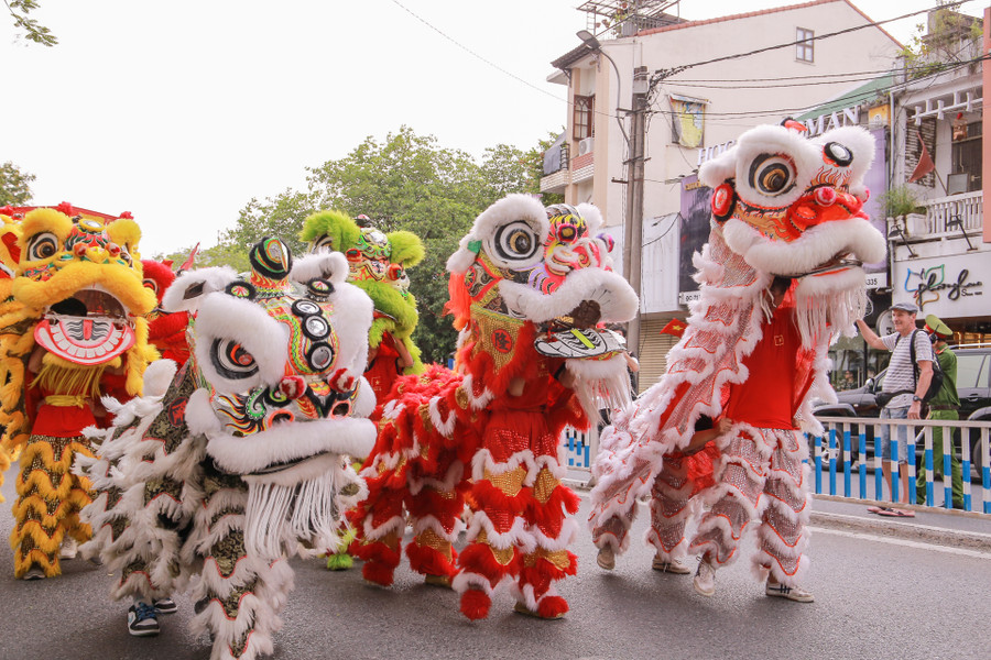 Lễ hội Quảng diễn đường phố Festival nghề truyền thống Huế 2023 có sự tham gia của nhiều Đoàn nghệ thuật. Lễ hội Quảng diễn đường phố Festival nghề truyền thống Huế 2023 có sự tham gia của nhiều Đoàn nghệ thuật.
