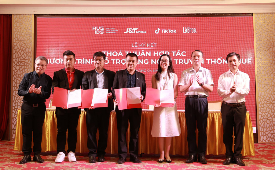 Viện Nghiên cứu phát triển Huế, Tập đoàn truyền thông Lê, Công ty TNHH J&T Express Việt Nam và Công ty TNHH Công nghệ TikTok Việt Nam cùng nhau ký kết liên minh hợp tác. (Ảnh: Hoàng Hải). Viện Nghiên cứu phát triển Huế, Tập đoàn truyền thông Lê, Công ty TNHH J&T Express Việt Nam và Công ty TNHH Công nghệ TikTok Việt Nam cùng nhau ký kết liên minh hợp tác. (Ảnh: Hoàng Hải).