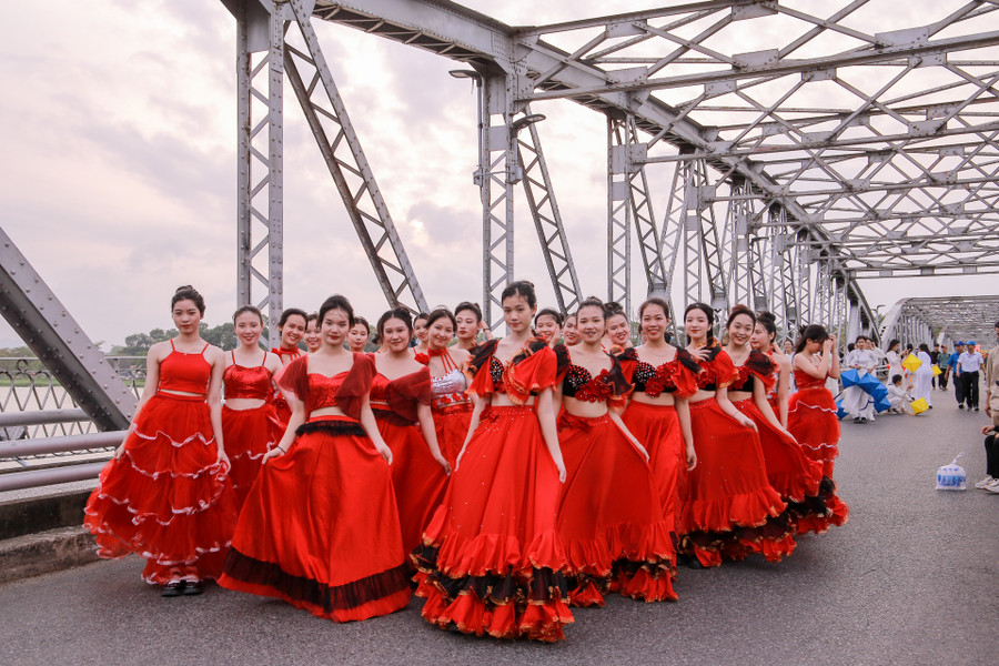 Nhóm Quảng diễn dừng tại cầu Trường Tiền và biểu diễn. Nhóm Quảng diễn dừng tại cầu Trường Tiền và biểu diễn.