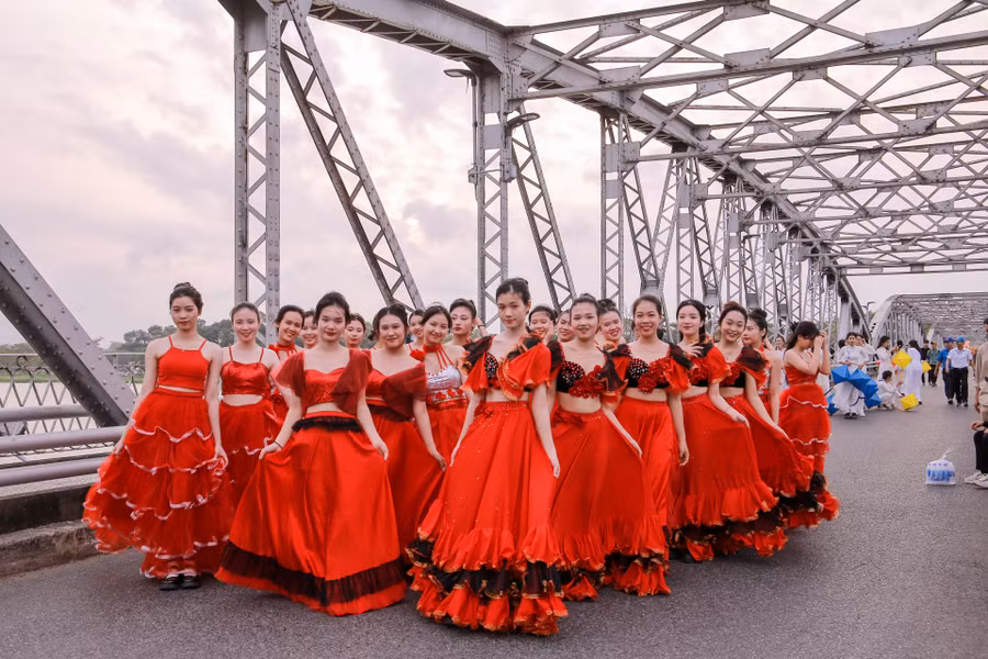 Nhóm Quảng diễn dừng tại cầu Trường Tiền và biểu diễn. Nhóm Quảng diễn dừng tại cầu Trường Tiền và biểu diễn.