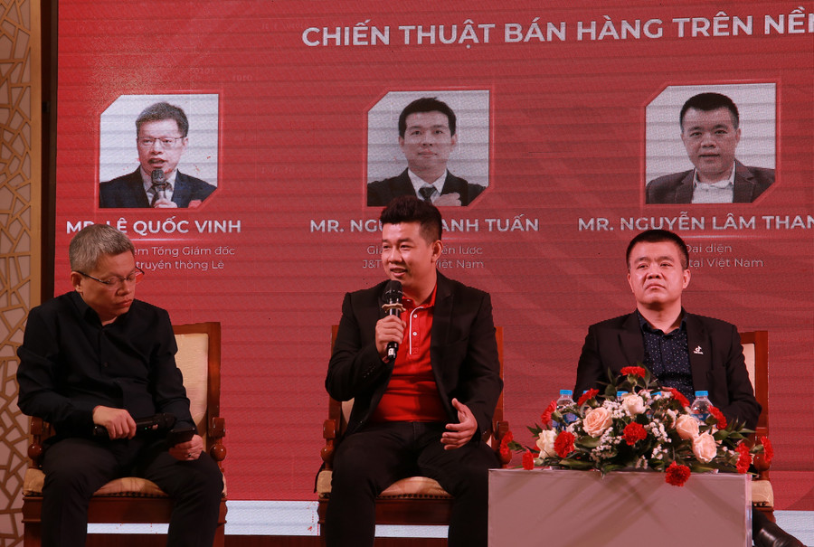 Ông Nguyễn Anh Tuấn, đại diện thương hiệu J&T Express chia sẻ tại hội thảo. Ông Nguyễn Anh Tuấn, đại diện thương hiệu J&T Express chia sẻ tại hội thảo.