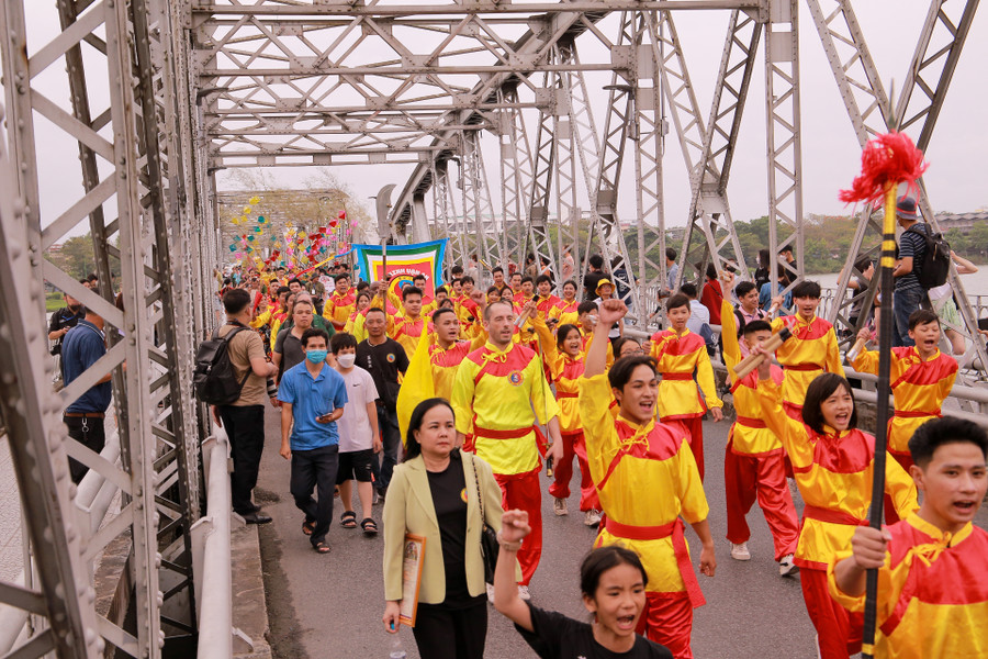 Tại mỗi điểm diễn cũng như trong suốt lộ trình của quảng diễn, các đoàn sẽ thay nhau trình diễn những tiết mục mang sắc màu văn hoá truyền thống của mình. Tại mỗi điểm diễn cũng như trong suốt lộ trình của quảng diễn, các đoàn sẽ thay nhau trình diễn những tiết mục mang sắc màu văn hoá truyền thống của mình.