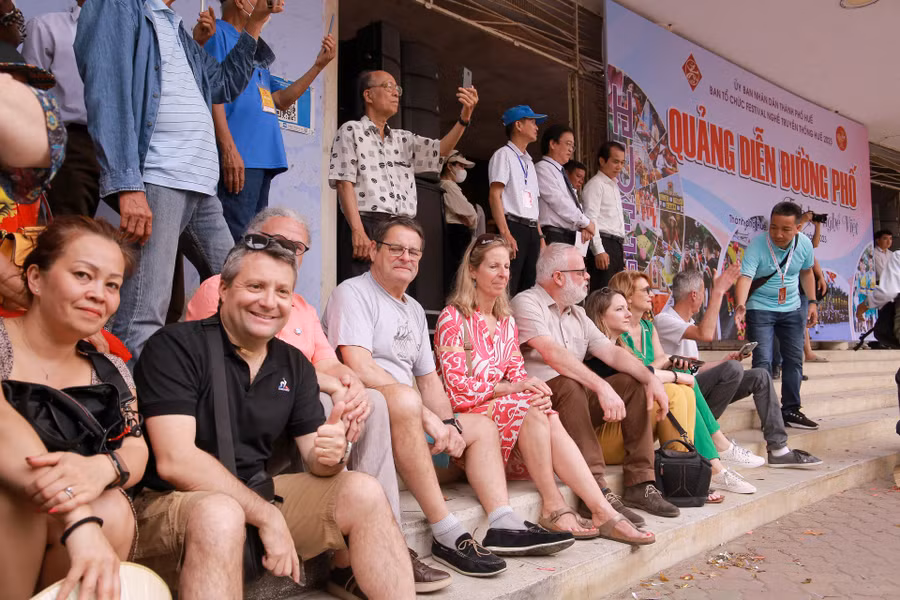 Nhiều du khách nước ngoài rất hào hứng xem các đoàn nghệ thuật biểu diễn. Nhiều du khách nước ngoài rất hào hứng xem các đoàn nghệ thuật biểu diễn.