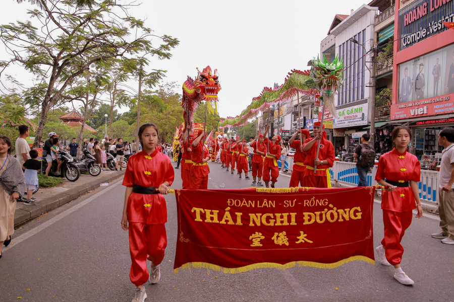 Đoàn Lân sư rồng Thái Nghi Đường biểu diễn tại đường Trần Hưng Đạo. Đoàn Lân sư rồng Thái Nghi Đường biểu diễn tại đường Trần Hưng Đạo.
