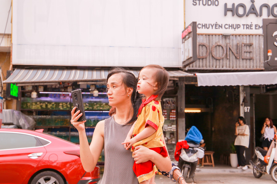 Nhiều phụ huynh cùng các em nhỏ theo dõi lễ hội Quảng diễn đường phố. Nhiều phụ huynh cùng các em nhỏ theo dõi lễ hội Quảng diễn đường phố.