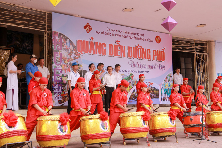 Tiết mục trống mở màn tại Lễ khai mạc Quảng diễn đường phố. Tiết mục trống mở màn tại Lễ khai mạc Quảng diễn đường phố.