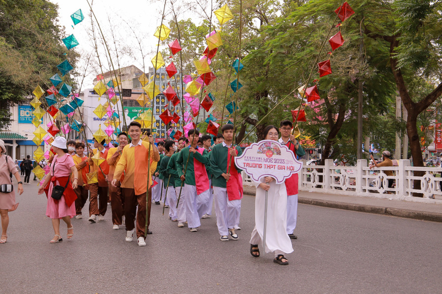Nhóm cầm lồng đèn tham gia quảng diễn đường phố. Nhóm cầm lồng đèn tham gia quảng diễn đường phố.