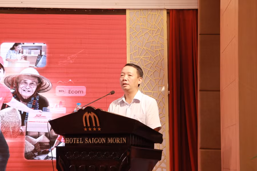 Ông Phan Thiên Định - Bí thư Thành ủy Huế chia sẻ tại hội thảo.