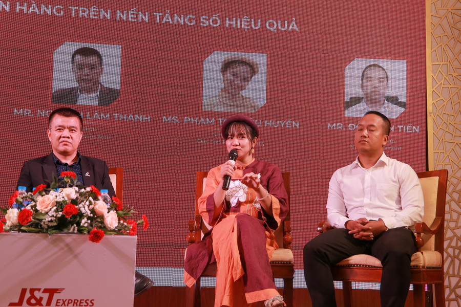 Bà Phạm Thị Diệu Huyền – cửa hàng sản phẩm Mộc Truly Huế chia sẻ về phương pháp bán hàng online hiệu quả. Bà Phạm Thị Diệu Huyền – cửa hàng sản phẩm Mộc Truly Huế chia sẻ về phương pháp bán hàng online hiệu quả.