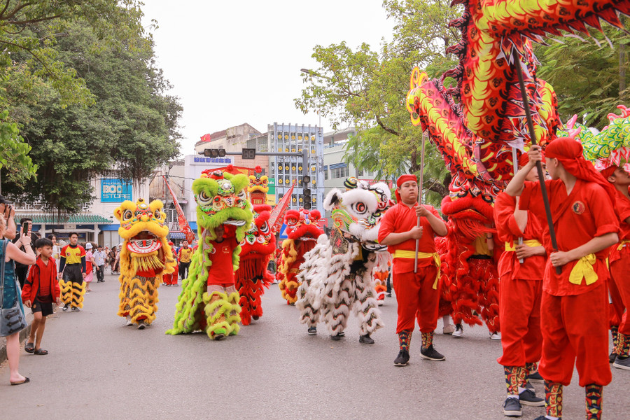 Sau lễ khai mạc, các đoàn sẽ tiến hành di chuyển trên các tuyến đường TP Huế. Sau lễ khai mạc, các đoàn sẽ tiến hành di chuyển trên các tuyến đường TP Huế.