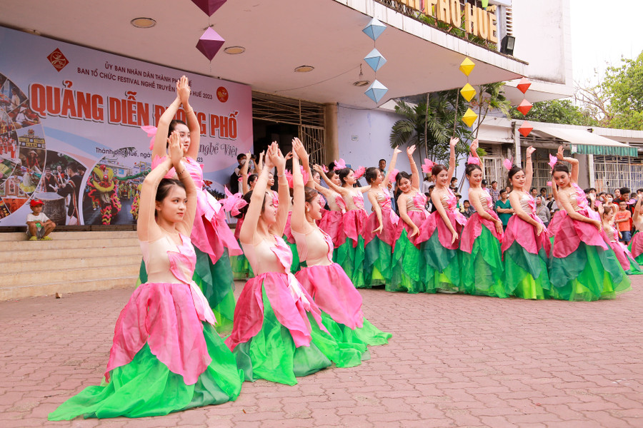 Tiết mục biểu diễn múa sen mở màn tại lễ khai mạc. Tiết mục biểu diễn múa sen mở màn tại lễ khai mạc.