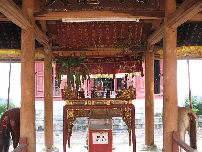 Bài 'Tự cổ danh sơn tú' do Nguyễn Đình Tuân sáng tác treo tại đền Y Sơn (Hiệp Hòa - Bắc Giang). Bài 'Tự cổ danh sơn tú' do Nguyễn Đình Tuân sáng tác treo tại đền Y Sơn (Hiệp Hòa - Bắc Giang).