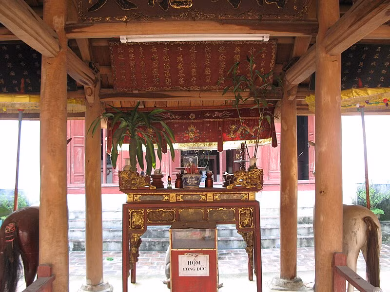 Bài 'Tự cổ danh sơn tú' do Nguyễn Đình Tuân sáng tác treo tại đền Y Sơn (Hiệp Hòa - Bắc Giang). Bài 'Tự cổ danh sơn tú' do Nguyễn Đình Tuân sáng tác treo tại đền Y Sơn (Hiệp Hòa - Bắc Giang).