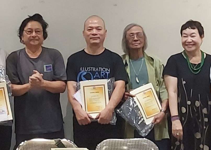 NSND Lê Huy Quang (thứ 2 từ phải sang) nhận giải thưởng &apos;Nghệ thuật minh họa báo chí và xuất bản Việt Nam năm 2023&apos;. Ảnh: Bình Thanh.