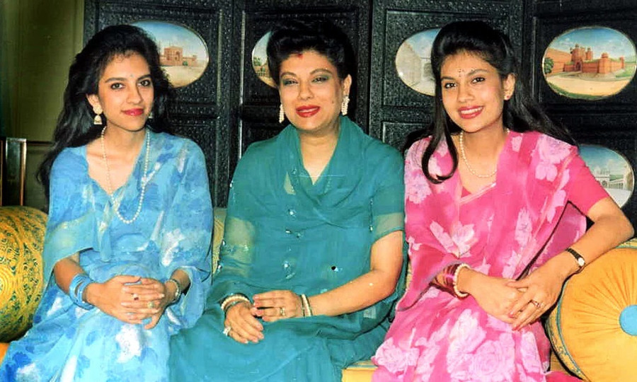 Devyani Rana (ngoài cùng bên phải) là bạn gái của Thái tử Dipendra.