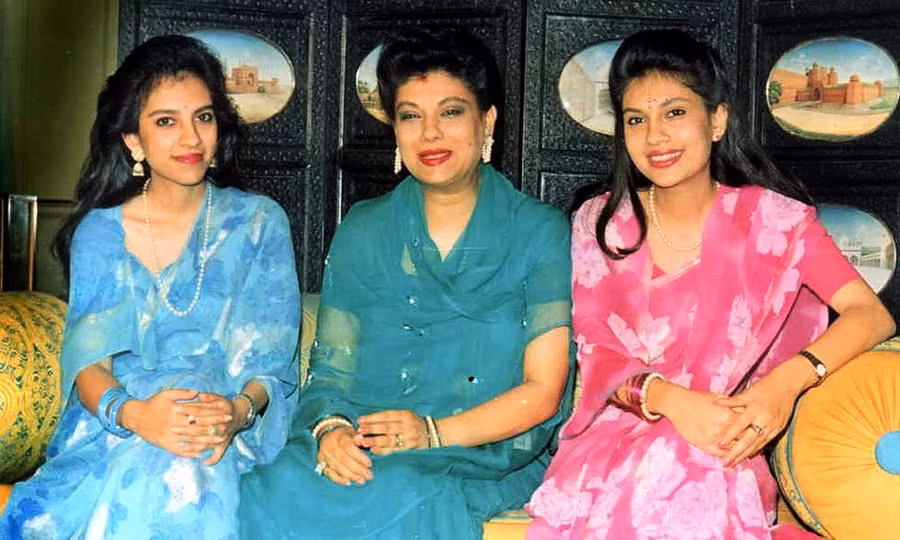 Devyani Rana (ngoài cùng bên phải) là bạn gái của Thái tử Dipendra.