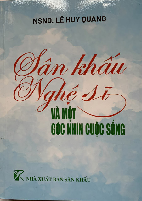 NSND Lê Huy Quang dành nhiều tâm huyết cho cuốn &apos;Sân khấu - nghệ sĩ và một góc nhìn cuộc sống&apos; được Nhà nước đặt hàng. Ảnh: Bình Thanh.