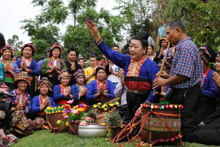 Thực hiện nghi lễ Bun vốc nặm.