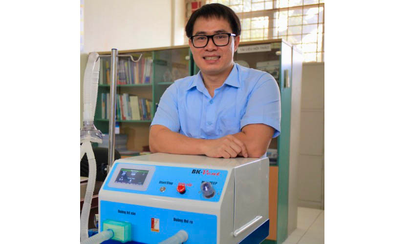 PGS.TS Vũ Duy Hải và máy thở BK-Vent. 