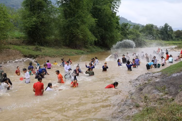 Bun vốc nặm cũng là dịp để trai gái hẹn hò, giao duyên.