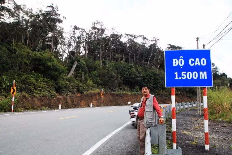 Tác giả ở cột mốc độ cao 1.500m trên cung đường từ Nha Trang lên Đà Lạt.