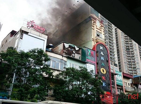 Hiện trường đám cháy trên phố Láng Hạ Hiện trường đám cháy trên phố Láng Hạ