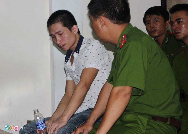 Bị cáo Lê Đức Đệ liên tục kêu mệt, sức khỏe yếu nên cần có sự hỗ trợ của cán bộ y tế trại giam. Ảnh: P.H. Bị cáo Lê Đức Đệ liên tục kêu mệt, sức khỏe yếu nên cần có sự hỗ trợ của cán bộ y tế trại giam. Ảnh: P.H.