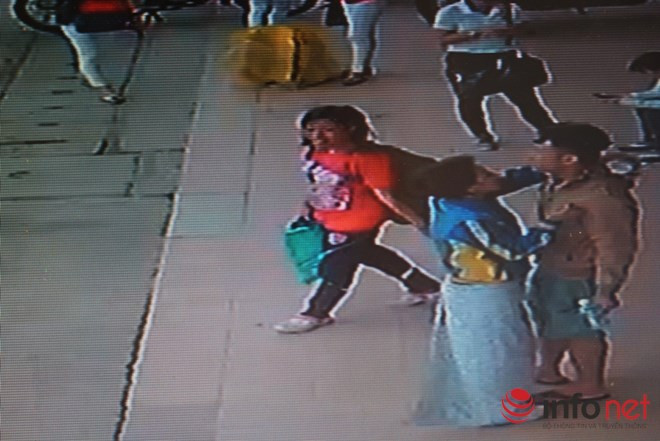 Cô gái mặc áo đỏ tình nghi chiếm đoạt tài sản của chị N. (Hình ảnh trích xuất từ camera an ninh)