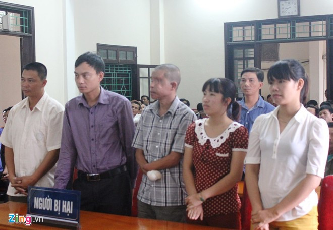 Những bị hại và người nhà có mặt tại phiên tòa. Ảnh: P.H. Những bị hại và người nhà có mặt tại phiên tòa. Ảnh: P.H.